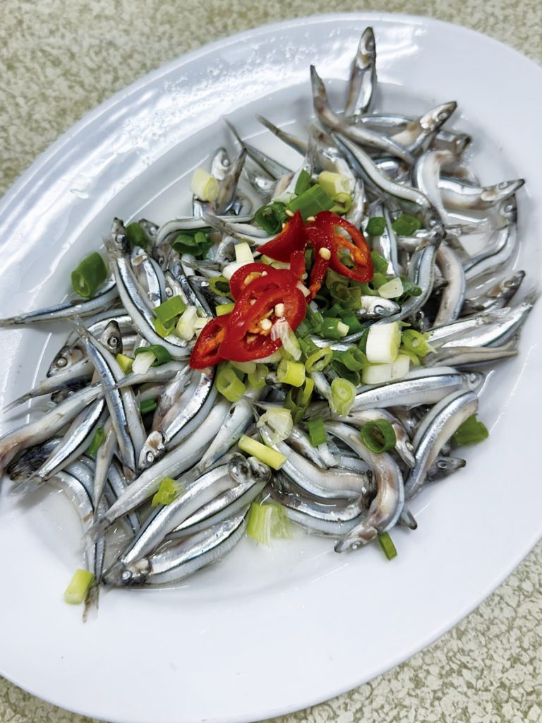清燙丁香魚連頭帶尾都能吃,先甘微苦的滋味極具深度,加點醬油最能提鮮。
