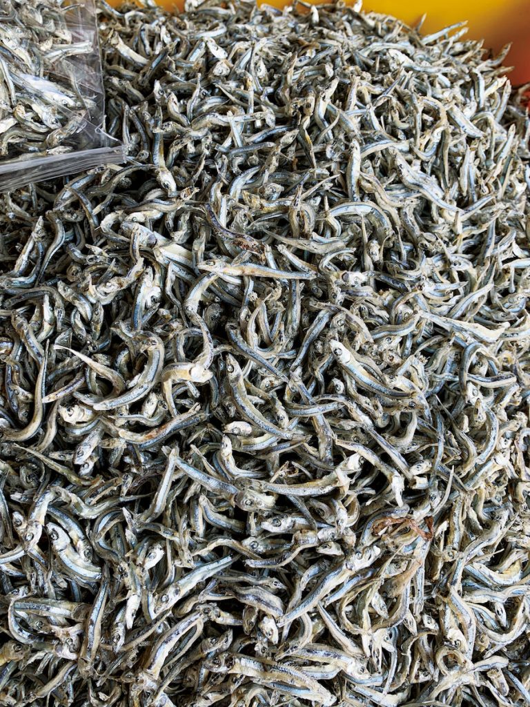 丁香魚乾是家常必備的萬用配角,母親一買就是一大袋。