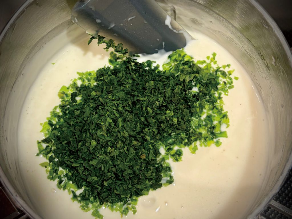 料理步驟
1 小鍋裡放馬士卡彭與鮮奶油各兩大匙,青海苔粉一大匙,烹大師半小匙,攪勻並稍微浸泡10-15 分鐘之後,用小火加熱至溫熱。並視口味用少許醬油調整味道。
2 2-3顆蛋用少許糖、烹大師調味後均勻打散。
3 平底鍋以小火加熱,倒入少量油後,一次倒入蛋液,讓其自然攤開。待底部略為凝固、表面仍濕潤半熟時,用鍋鏟從一側沿著鍋緣輕輕捲起,將尚未完全凝固的蛋液一併包入,慢慢收成圓形,最後保留表面柔軟微嫩的層次。
4 在做好的蛋捲上放上吻仔魚,淋上青海苔奶醬。