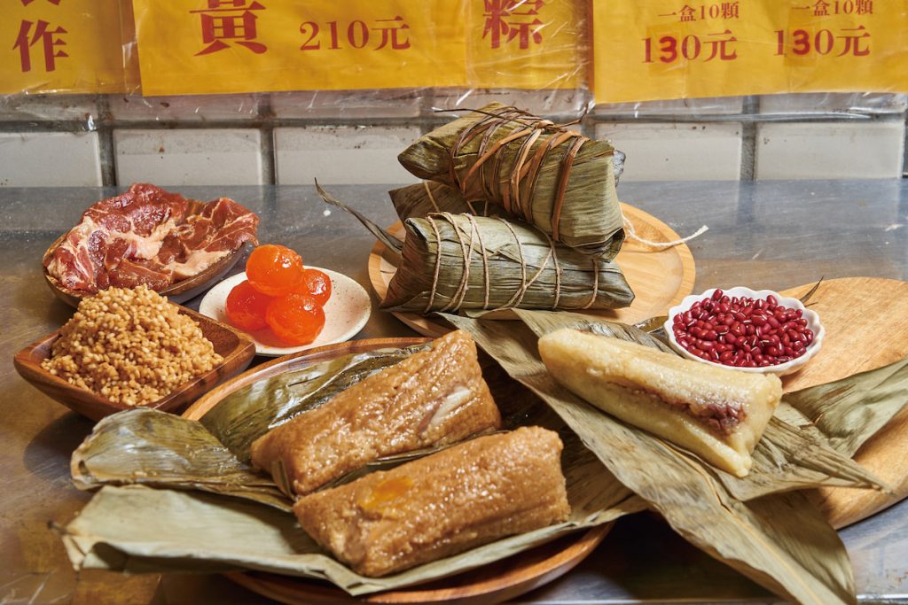 為因應消費者口味,南園持續推陳出新,將鹹蛋黃加入湖州鮮肉粽,並衍伸出數十種口味。