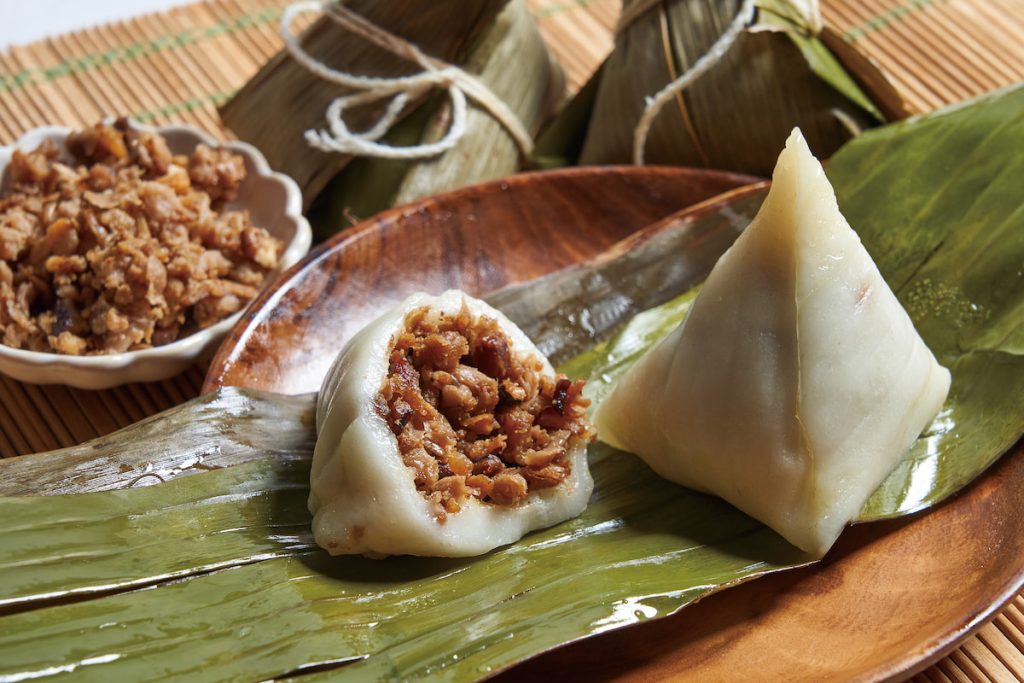 客家粿粽吃起來口感黏糯，近似菜包粿（豬籠37粄），但多了粽葉清香。
