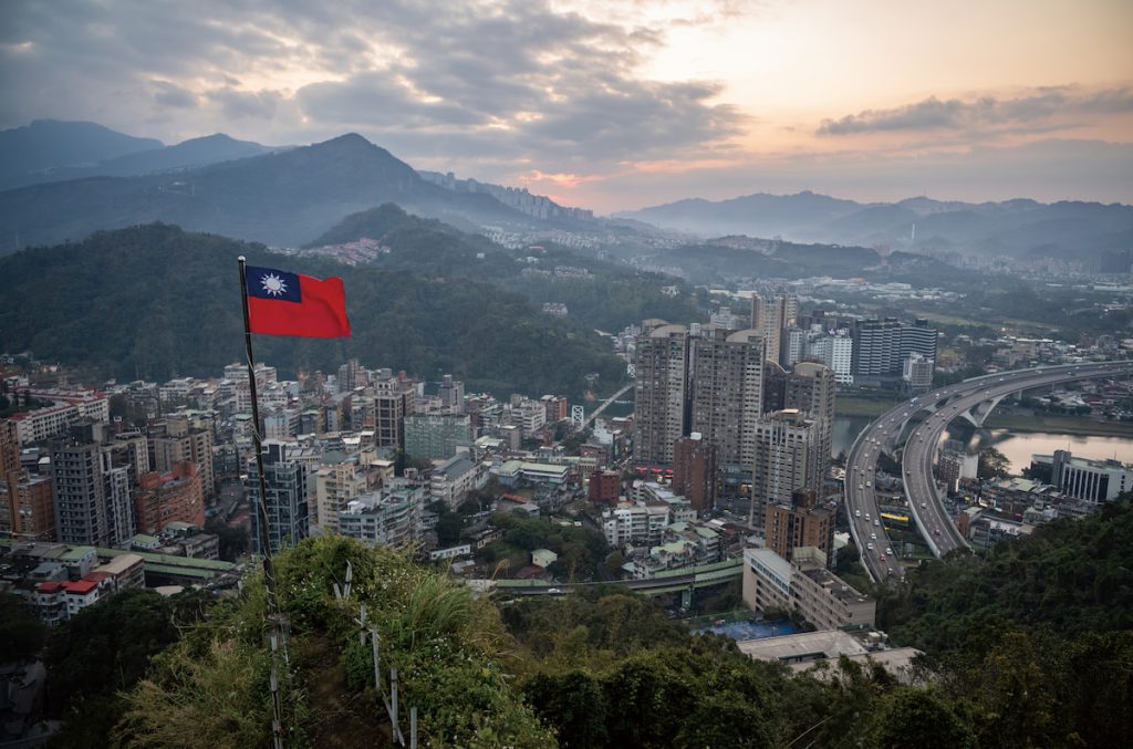 小獅山逍遙亭觀景臺國旗飄揚的黃昏。