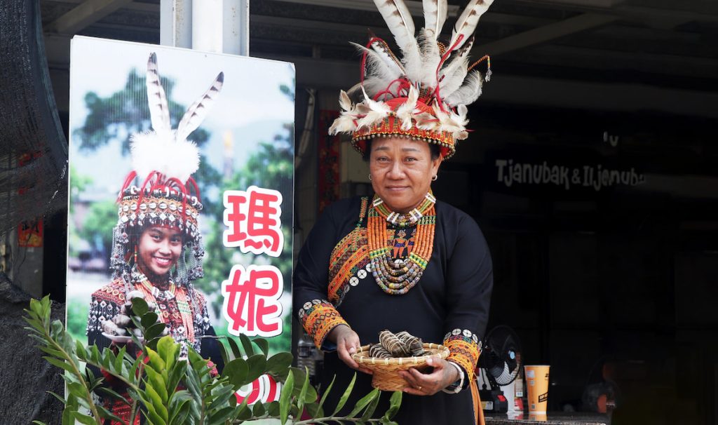 廖莉華對自己的料理相當自豪，說連歌手桑布伊都定期請她快遞宅配部落菜。