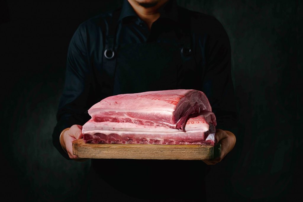 吳季衡將豬肉升級，創造食材高端價值。（圖片提供╱祥圃企業）