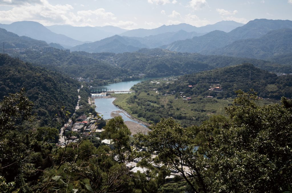 和美山眺望碧潭,右方綠意即為小獅山一峰山體。