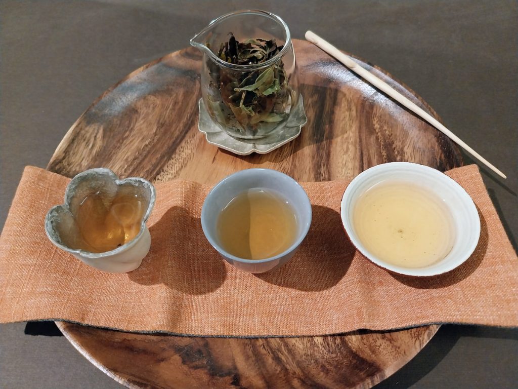 試茶的杯子左至右:花型高杯、灰釉瓷杯、寬口陶杯。