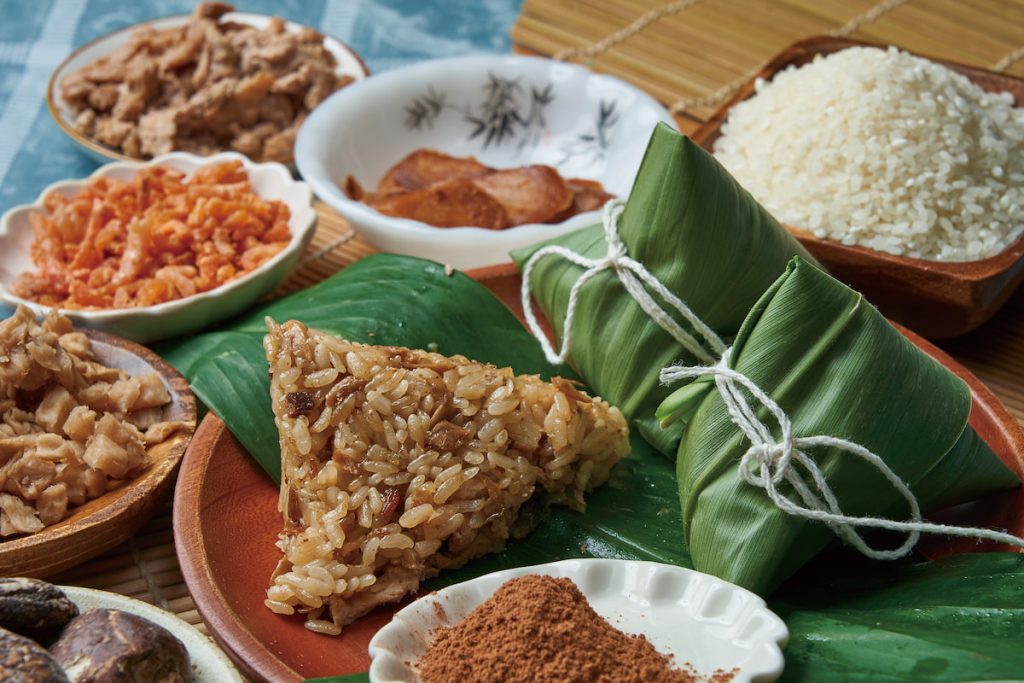野薑花粽由壽司米、黑豬肉、香菇、蝦米和野薑花粉構成。