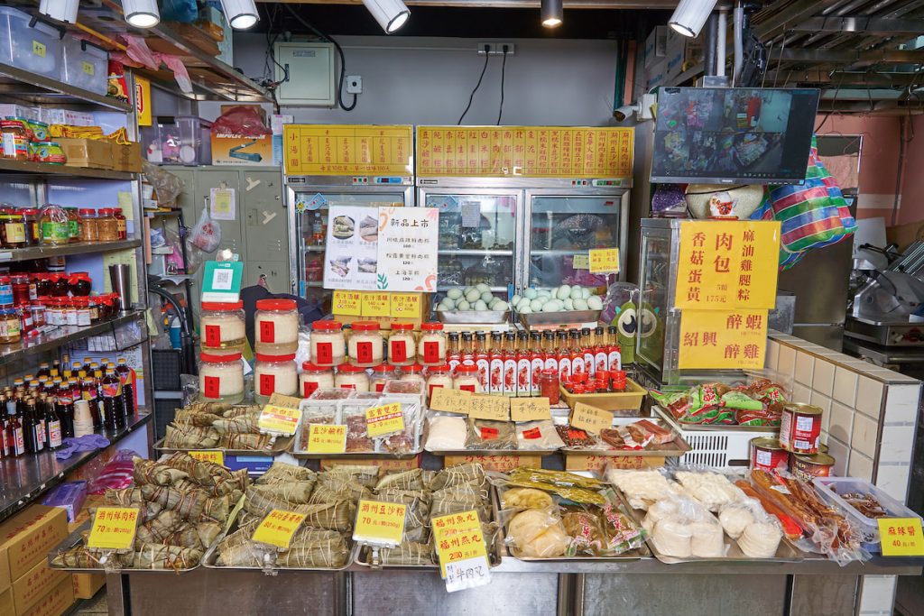 鍾曾春玉發跡於南門市場,靠著湖州粽撐起一個家。