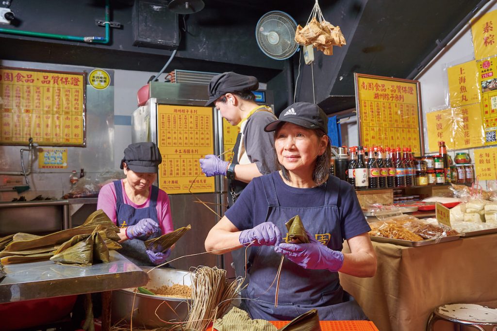 長媳郭美貴(右)認為,綁粽子是學習過程中最大挑戰。