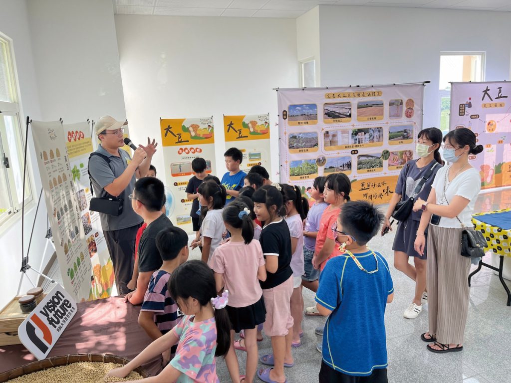 學童喝過國產豆奶，並透過參訪理解生產與加工流程。