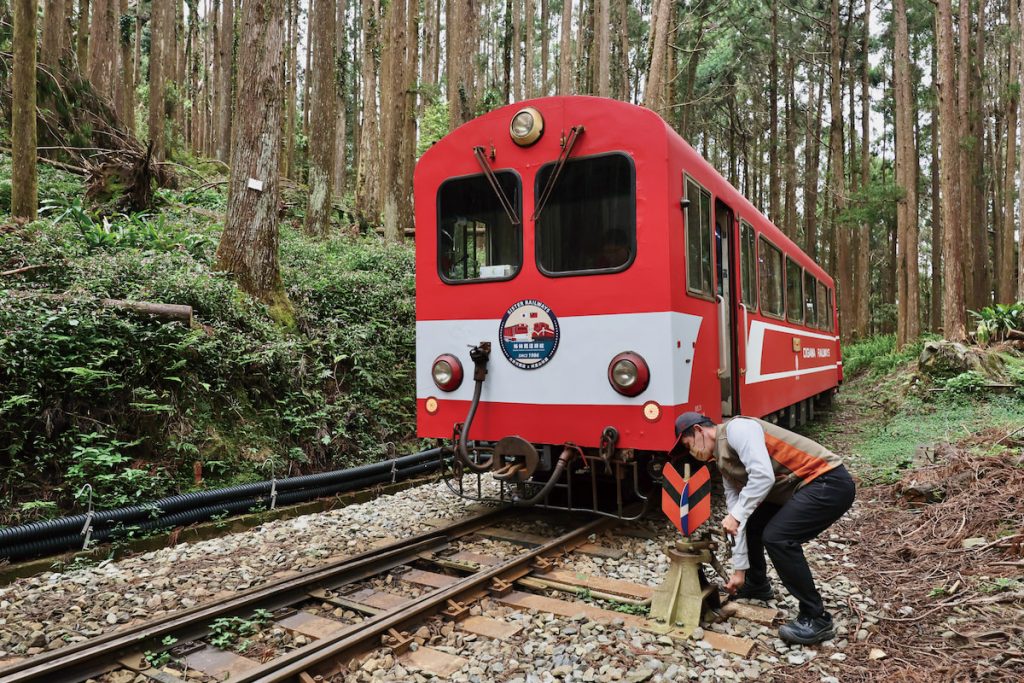 列車停靠於柳杉林環繞的第二分道,由列車長下車扳轉轉轍器,準備進行之字形路線爬升。