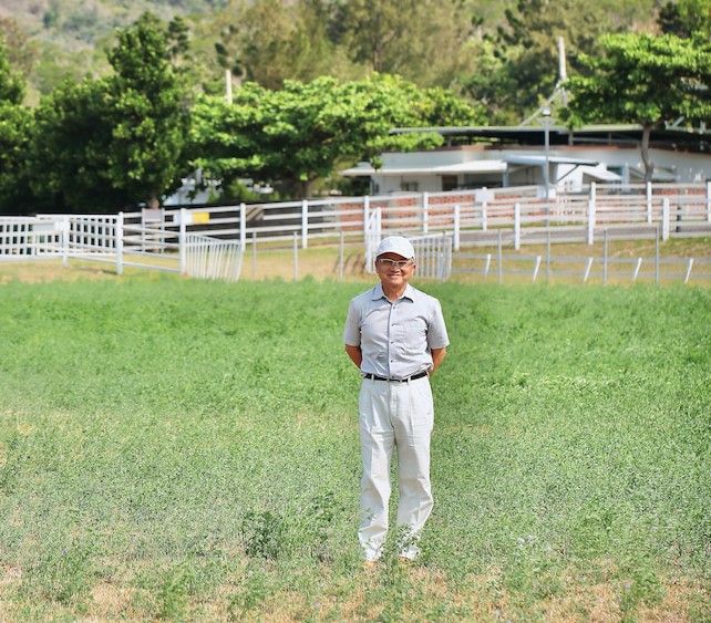 陳嘉昇開發出禾豆混植技術，以研究守護草原、臺灣牧草。