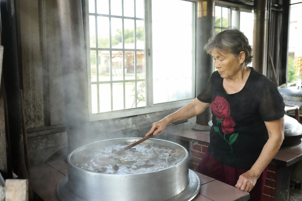 花生肉粽和木瓜肉粽，同鍋煮但時間不同，花生要煮得軟爛，大約要三小時；木瓜粽則約兩小時即可。