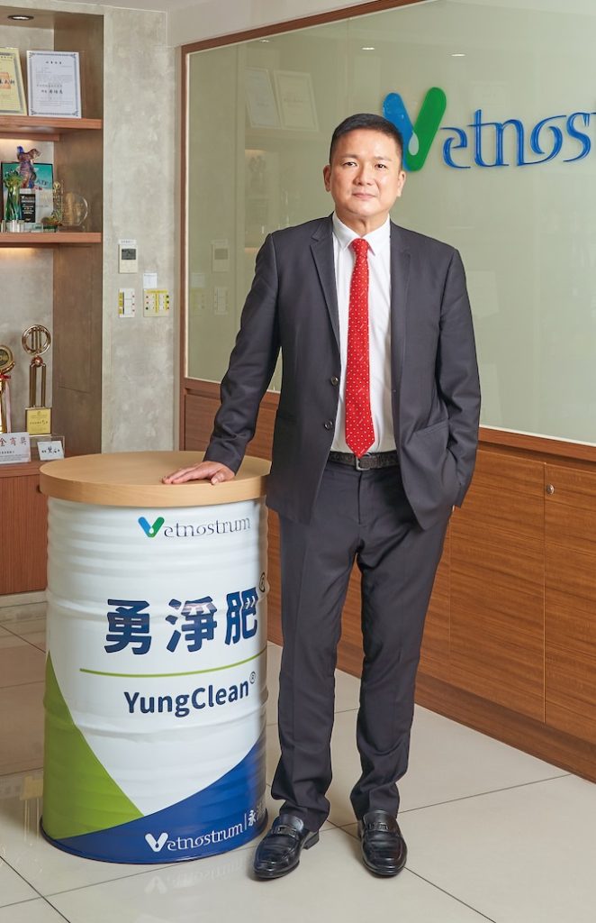 眼見學名藥黃金年代不再，鍾威凱決定往動物用藥拓展。