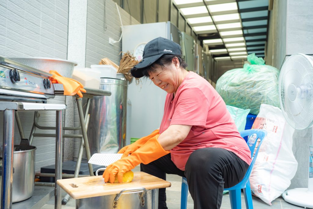 蘇江豔的母親幫忙備料,以新鮮鳳梨製作鳳梨醬。