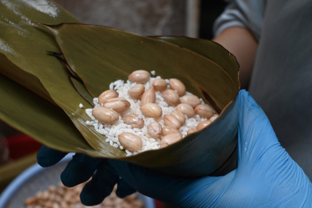 生花生浸泡後直接與糯米一起下鍋，讓花生與糯米在六小時的水煮過程裡同時熟成，達到鬆、綿、化的狀態。