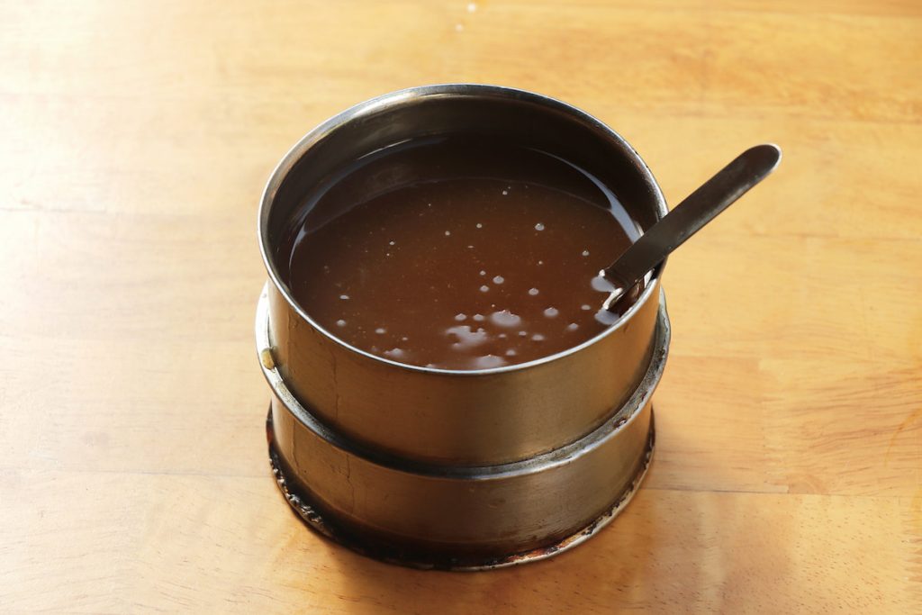從第一代留下來的不鏽鋼醬油膏容器，是早期從美軍軍鑑上拆解下來的零件。