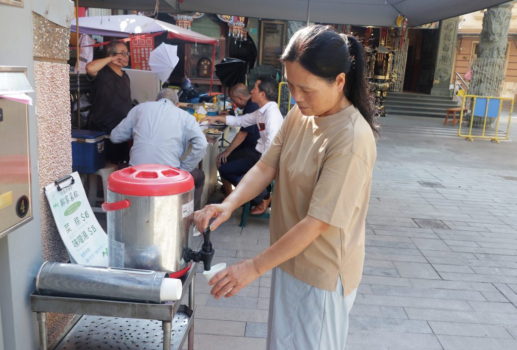 從第一代就留下的「奉茶」傳統，早年提供的是茶米茶，也就是決明子茶，帶有溫潤的麥香與甘味。