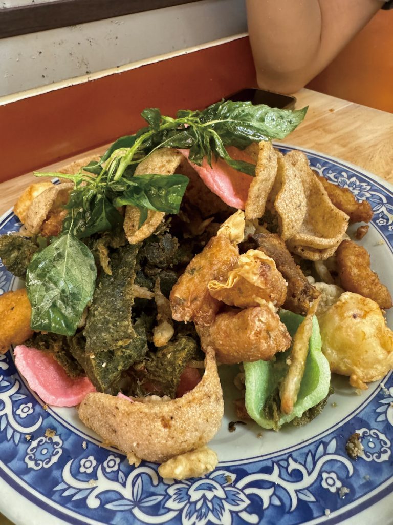 黑白毛海鮮餐廳招牌菜色綜合炸物中，綠色條狀的就是酥炸海菜。