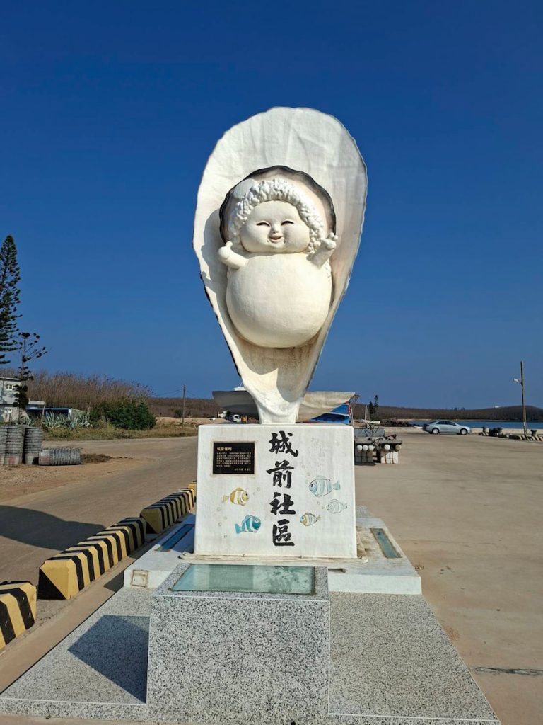 城前社區的「牡蠣寶寶」,雙手比讚的滑稽可愛,帶有一絲惡趣味。