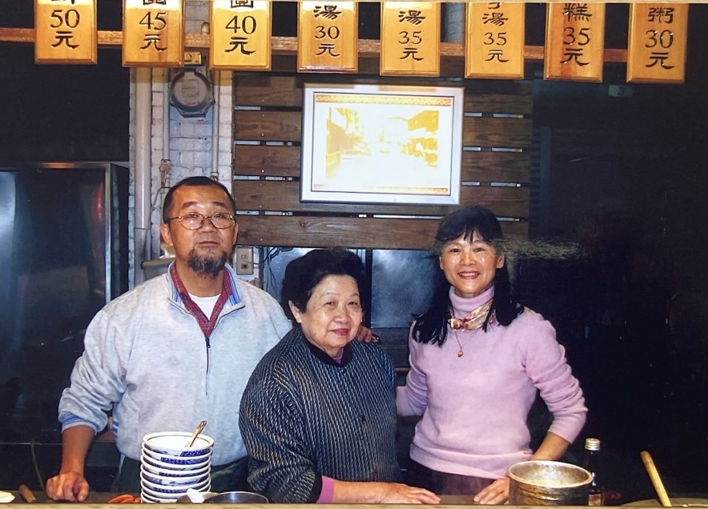 柯得隆和曾貴珠剛接班不久,和阿猜嬤合影。