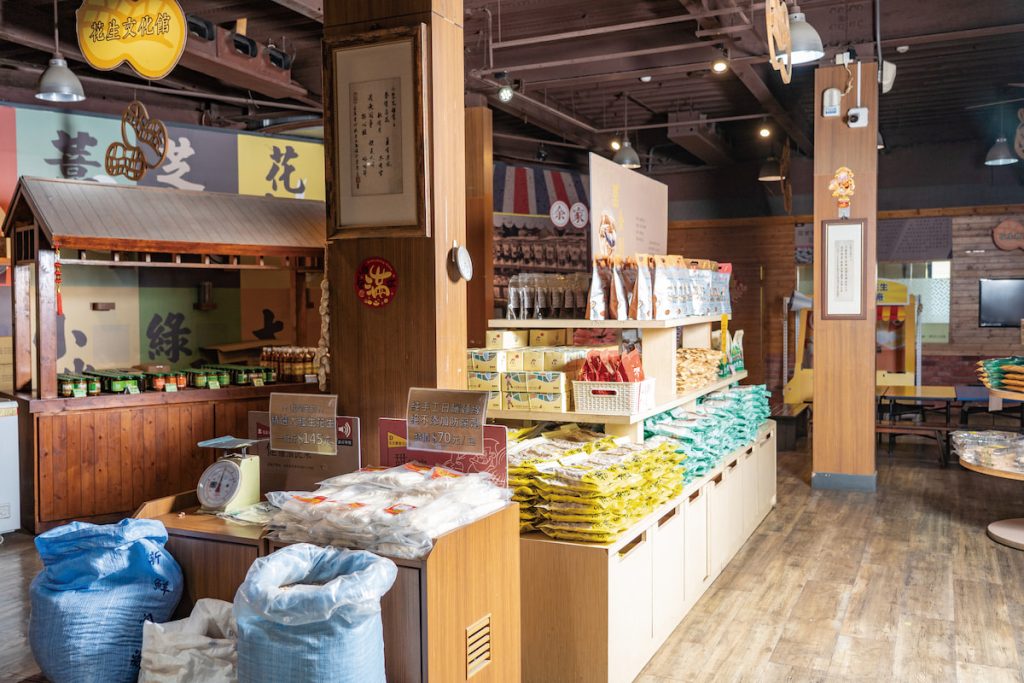 花生與雜糧商品展售區,產品多到讓人眼花撩亂。