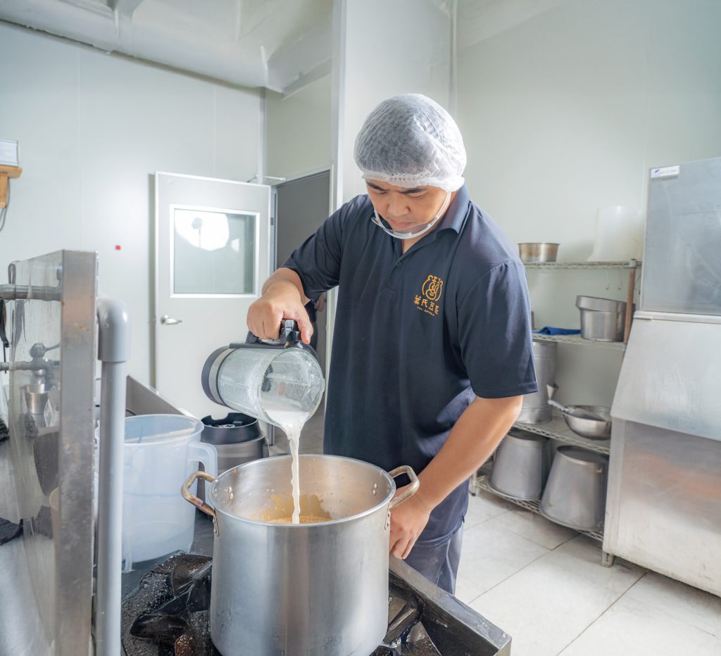 葉盈承學機械,用理工腦思維製漿,平均每款豆漿口味都要研發一兩個月。