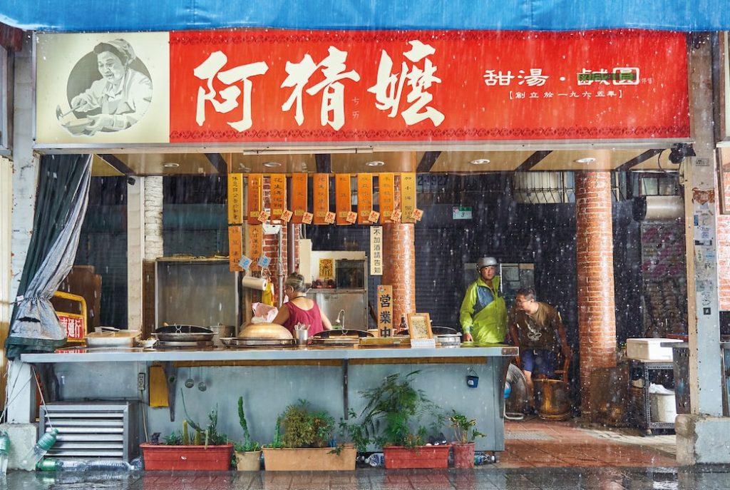 阿猜嬤甜湯2025 年獲選500 甜,是甘冒大雨淋成落湯雞也要吃的好味道。