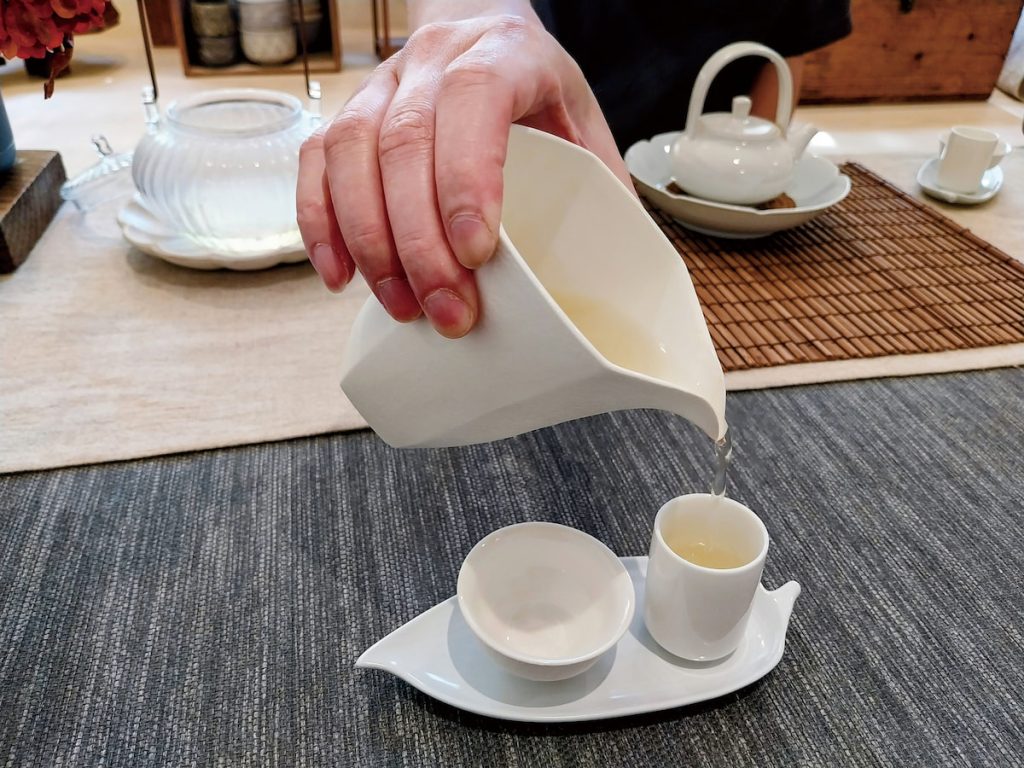 雙杯為高杯聞香，矮杯品飲。