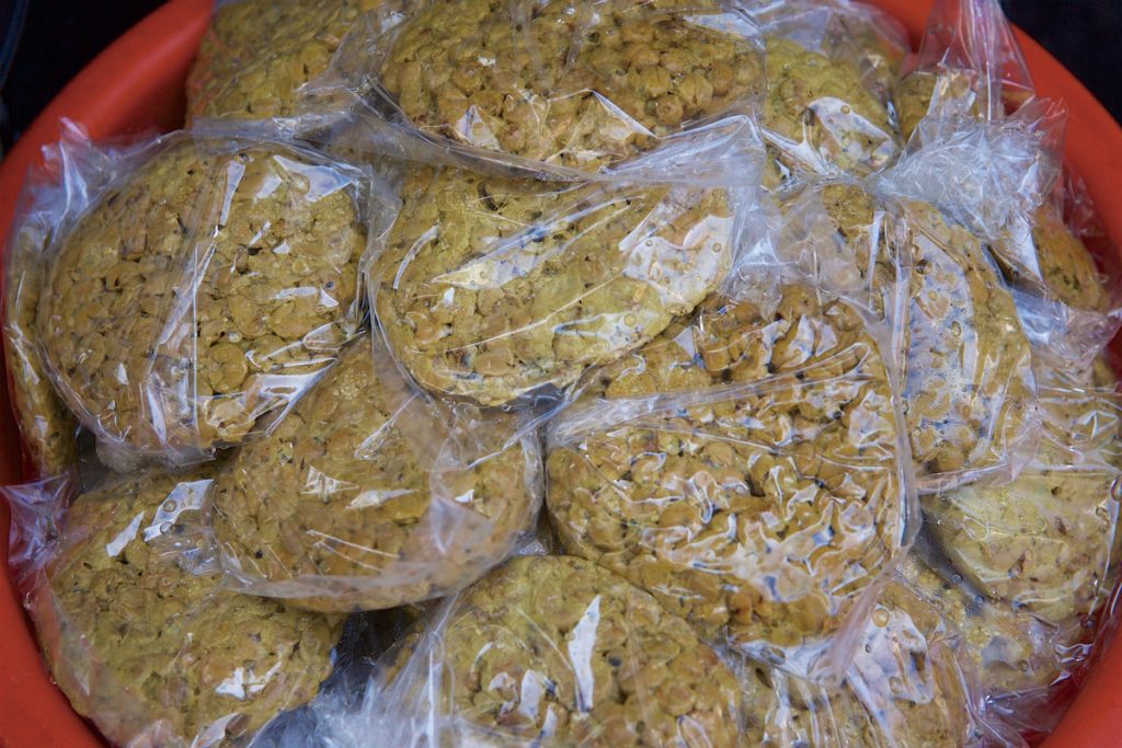 不同地區有不同的破布子作法,有人製成破布子罐頭,有人做成這樣的破布子餅,看起來老氣,事實上它跟老蘿蔔乾、豆腐乳一樣,都有翻身成為時尚滋味的深厚潛力。