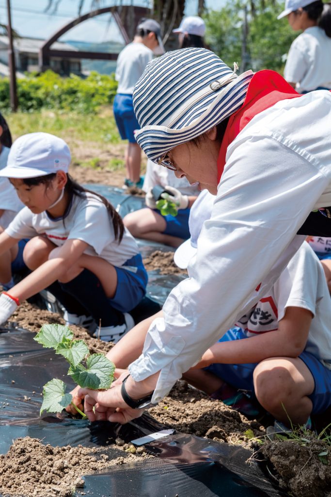 浦美鈴指導小學生種植菜苗。