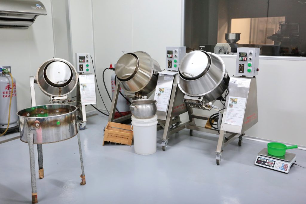 張建豪設立初級加工場,開發各類花生製品。(攝影/林怡均)