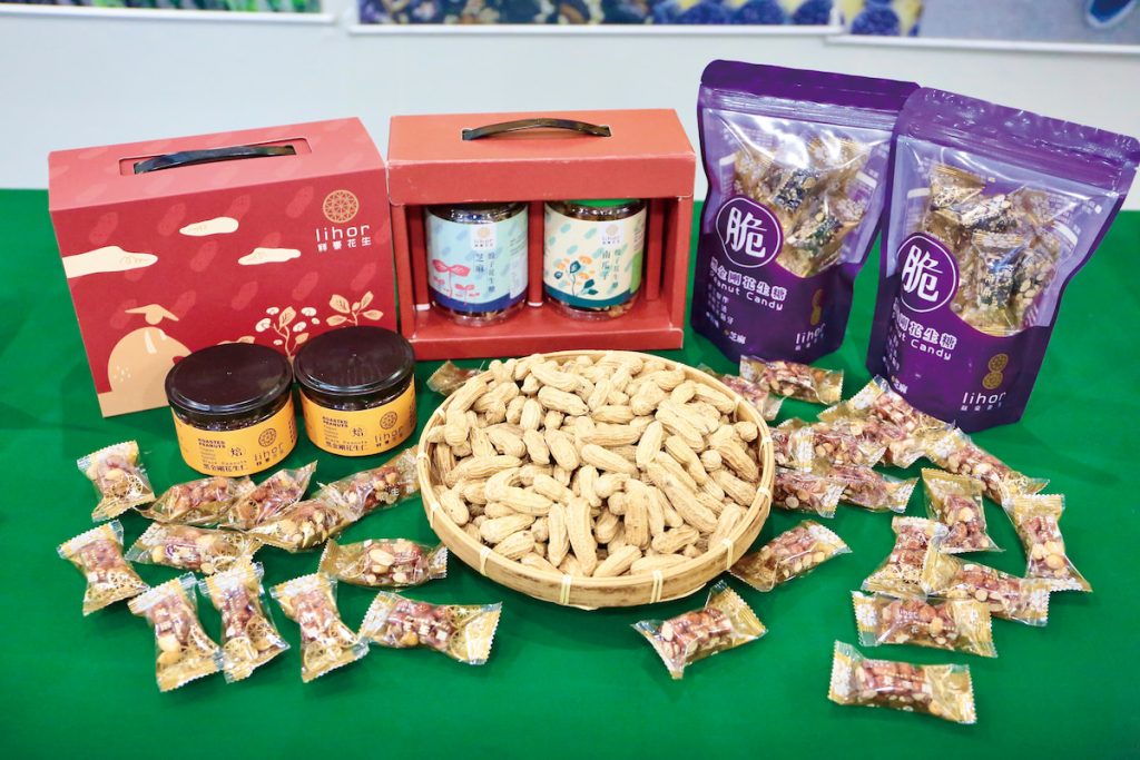 張建豪以黑金剛花生製作花生糖、焙炒花生。(攝影/林怡均)