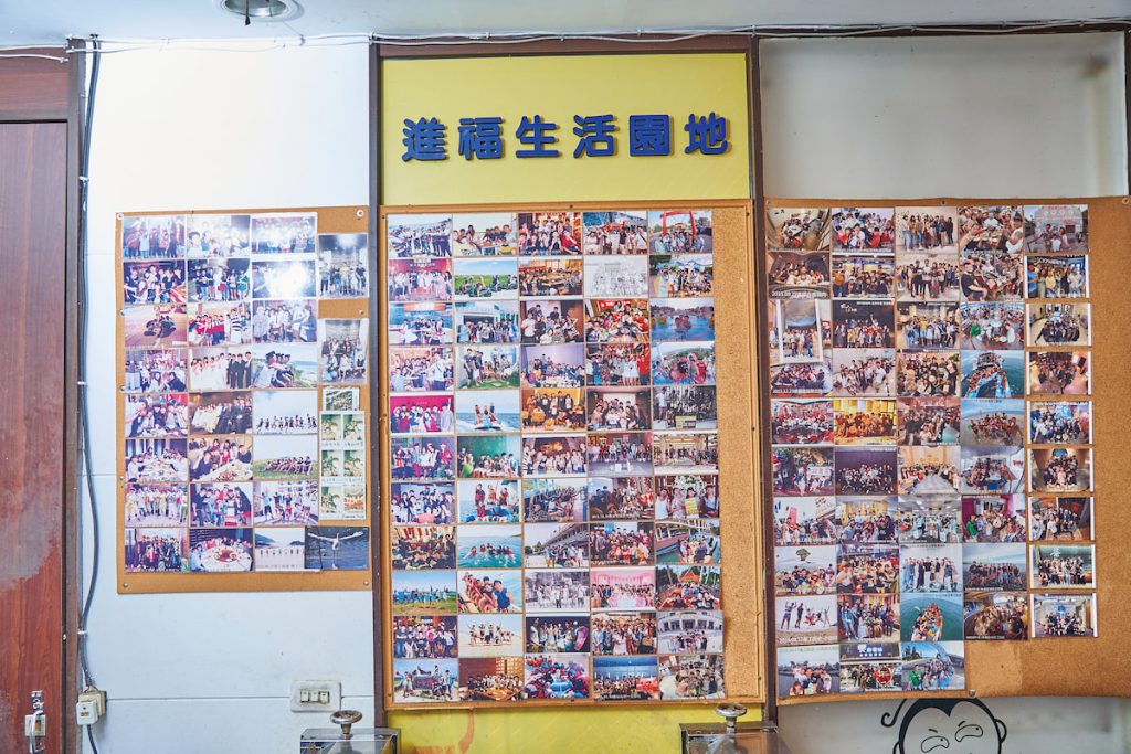 鄭萬生常舉辦員工旅遊,與員工感情甚篤。