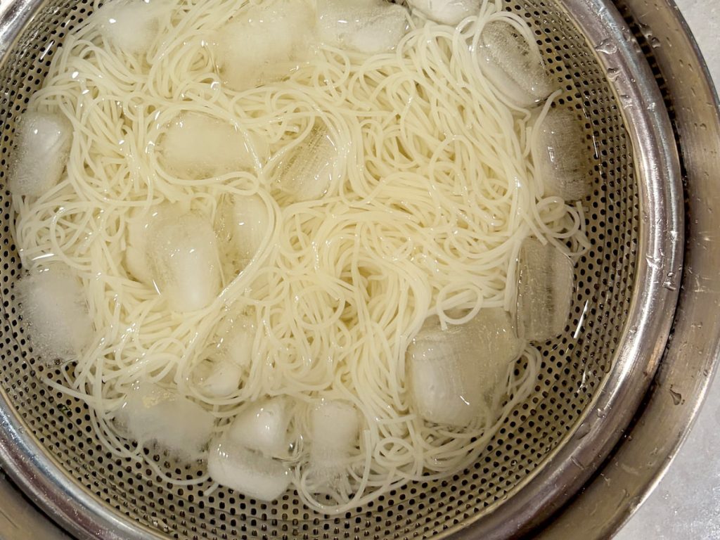 3 素麵2 束依包裝指示煮熟,以流水搓洗後徹底冰鎮。
4 將素麵、牛肉與香草洋蔥盛盤,淋少許橄欖油,搭配冰鎮蘸汁享用。