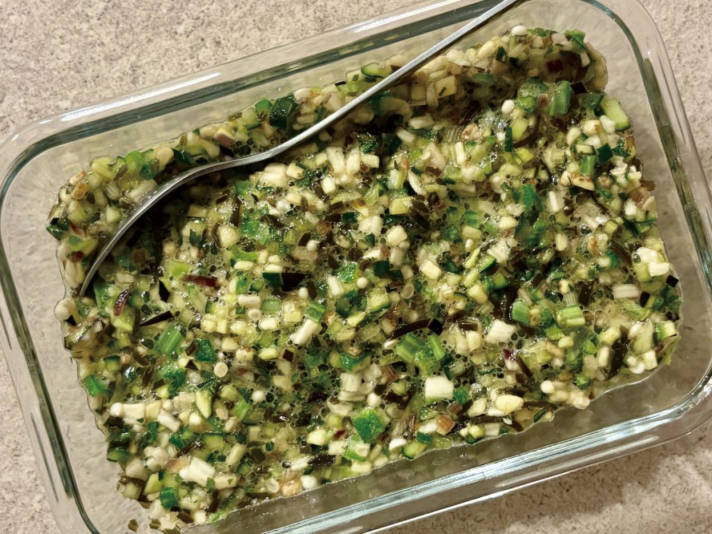 手切蔬菜碎的單純作業有著安定心神的類冥想效果。