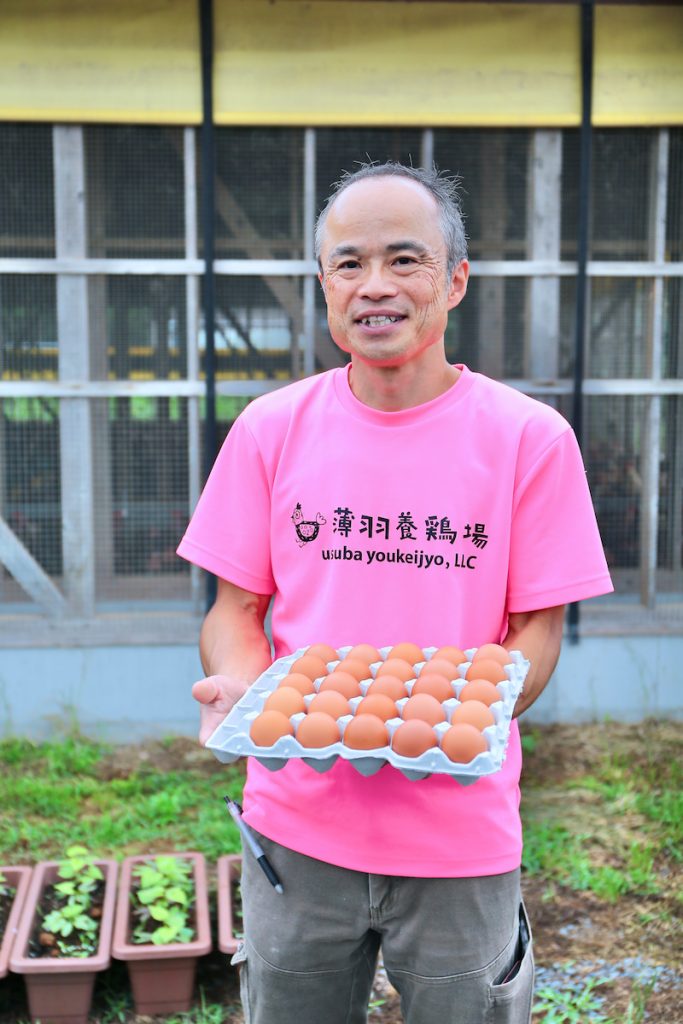 雨風太陽發展電商平臺「口袋市集」,讓農民可自行上架販售,薄羽養雞場第三代薄羽哲哉為參與市集的農民之一。