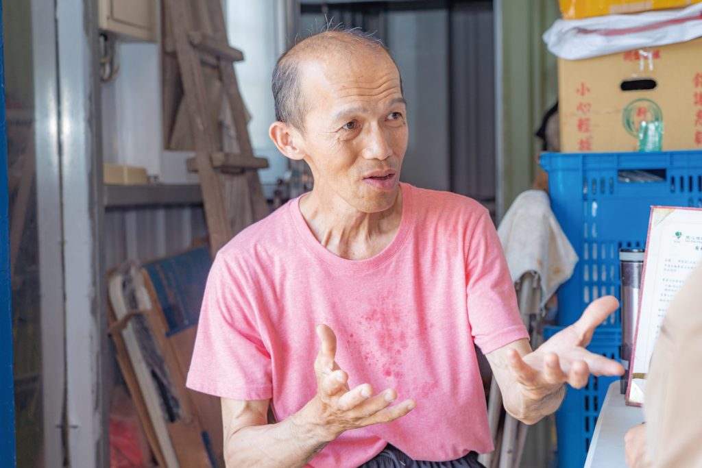 廖俊欽十年前罹患鼻咽癌,講起有機梨種植滔滔不絕,對有機農業的熱情可見一斑。