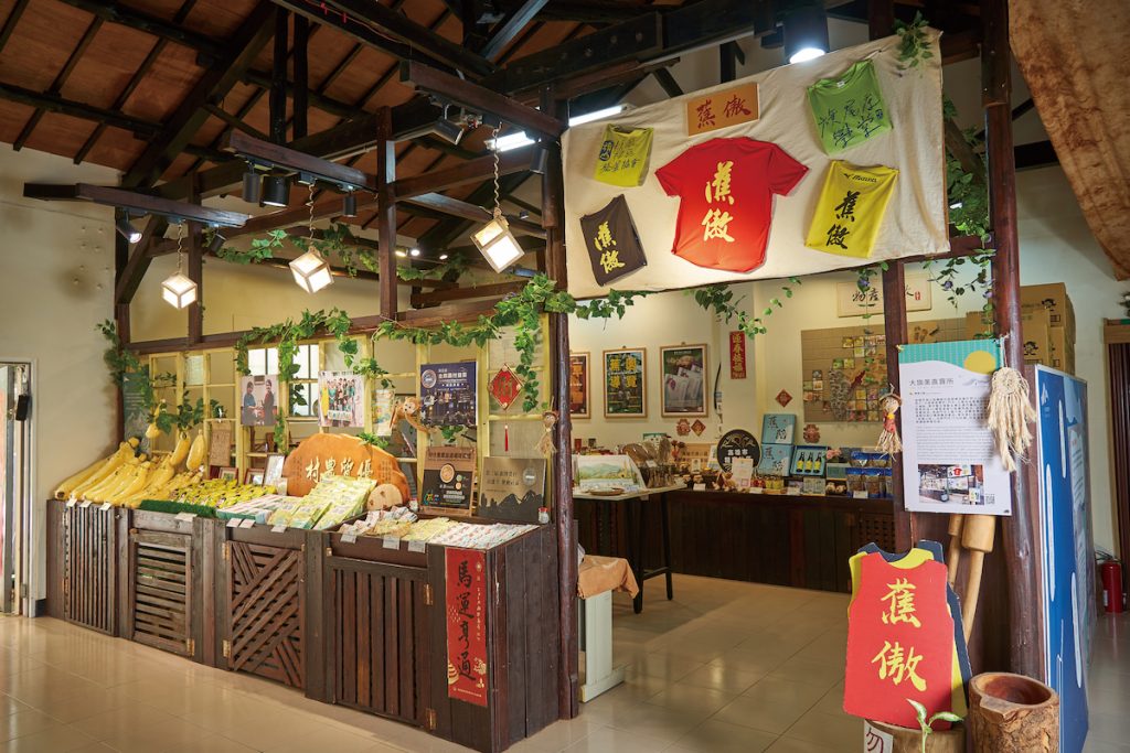 旗山糖廠內的大旗美直賣所為返鄉青年發展之據點,門市販賣30種以上東高雄9 個行政區的農特產品。