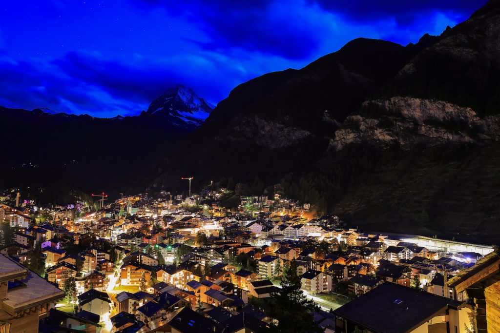 馬特洪峰下的策馬特夜景。
