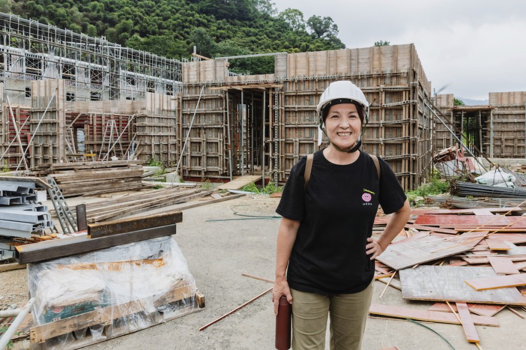 部落董事長楊惠羽巡視家屋重建進度。
