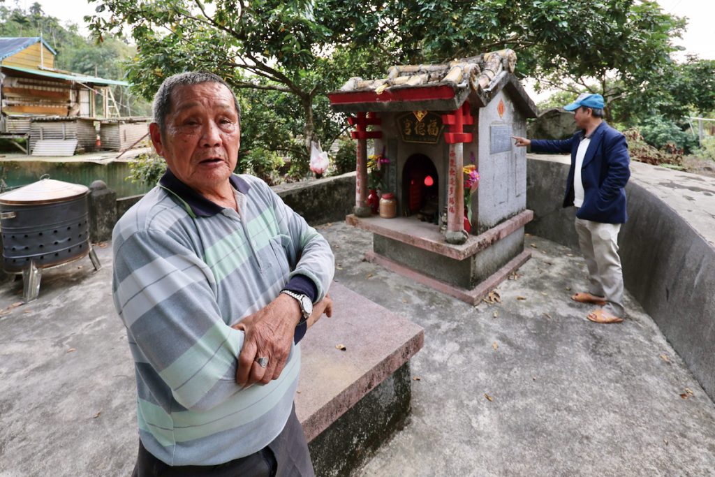郭義榮阿伯守護土地公廟,並熱心分享家鄉這座小站的故事。