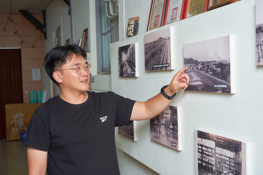 金旗山城存有大量文史照片,郭俊宏對旗山文史信手捻來。