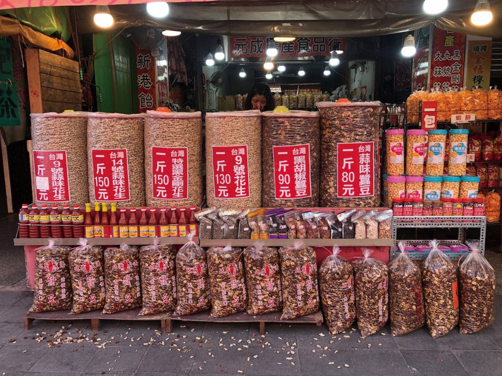 費盡千辛萬苦把自己藏進土裡，最後還是被人類連根挖起來炒、炸、煮、磨。從這角度看，花生大概是植物界最失敗的隱居者。只能說，演化有時真的敵不過嘴饞。