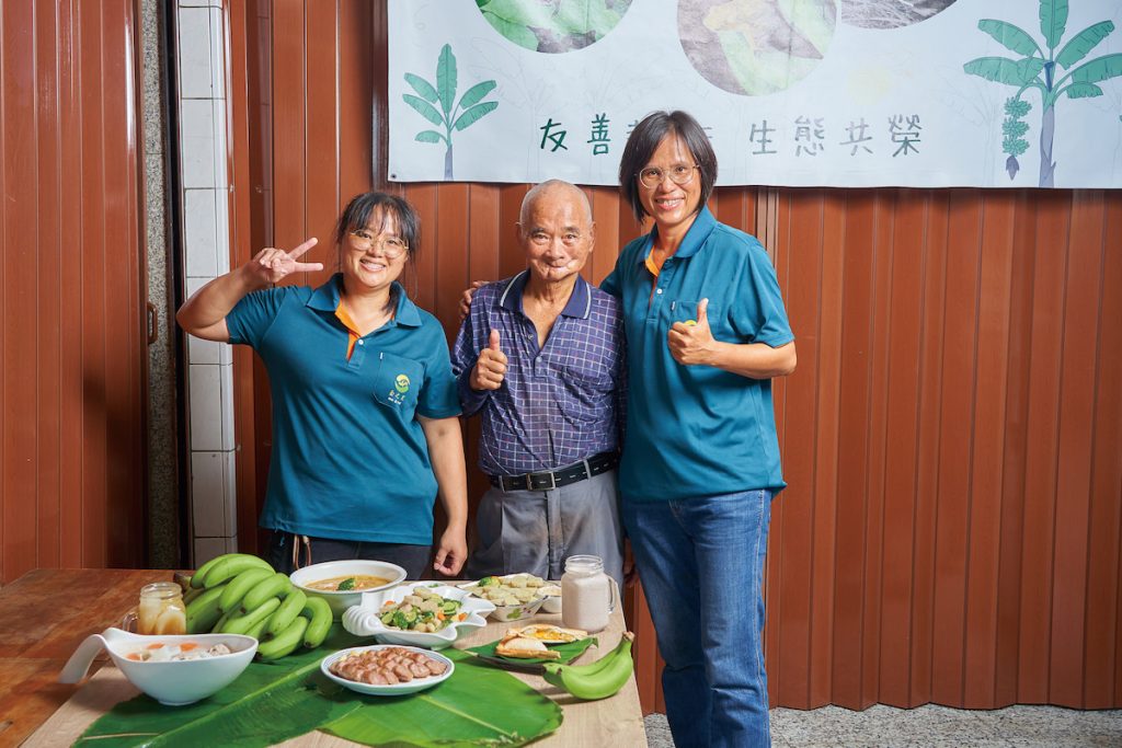 林父(中)靠著四十多年種檳榔與香蕉養活家裡六個孩子。