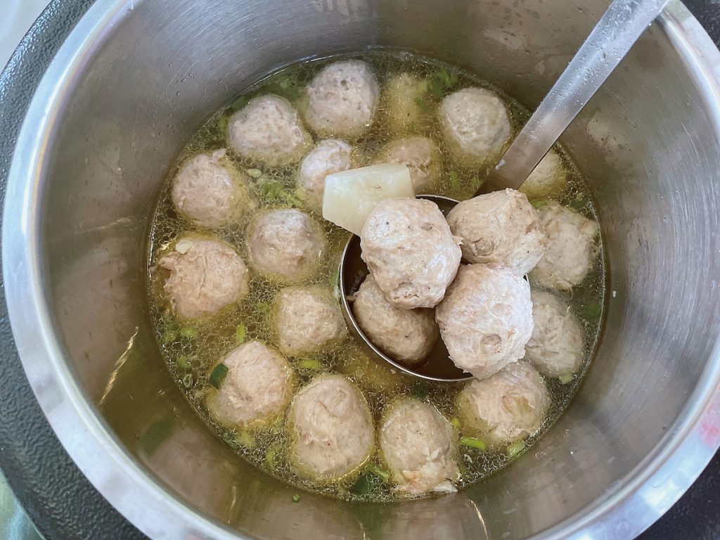 玉之果有販售真空包蒸熟的綠蕉,以及綠蕉貢丸、綠蕉香腸等加工品。