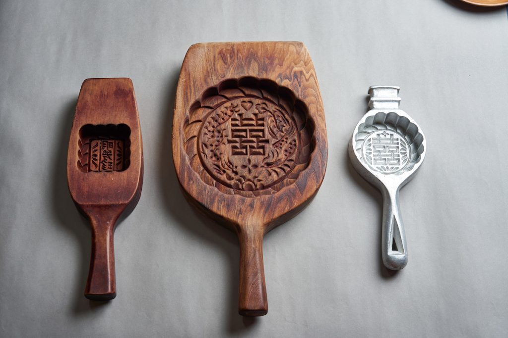 中間的囍餅模具已有三十多年歷史,比王界翔還資深。
