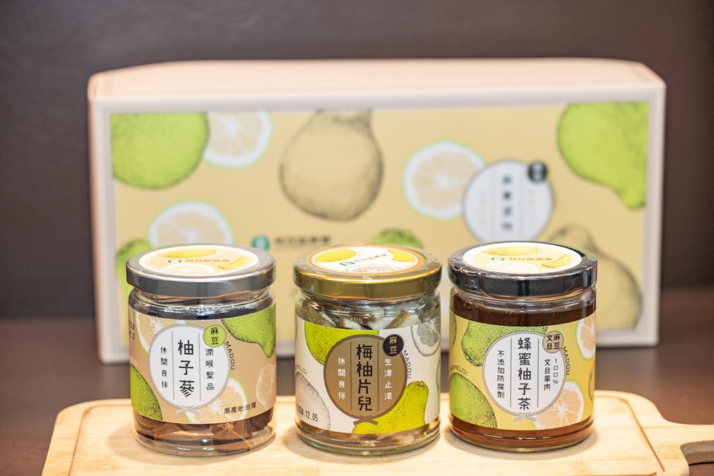 麻豆區農會將大果製成梅柚片、果醬等食品。(攝影/吳尚鴻)