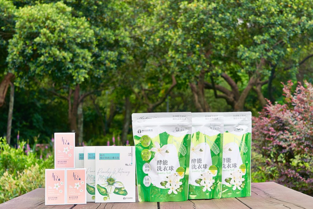 麻豆區農會將柚花製成清潔劑、美妝用品。(攝影/吳尚鴻)