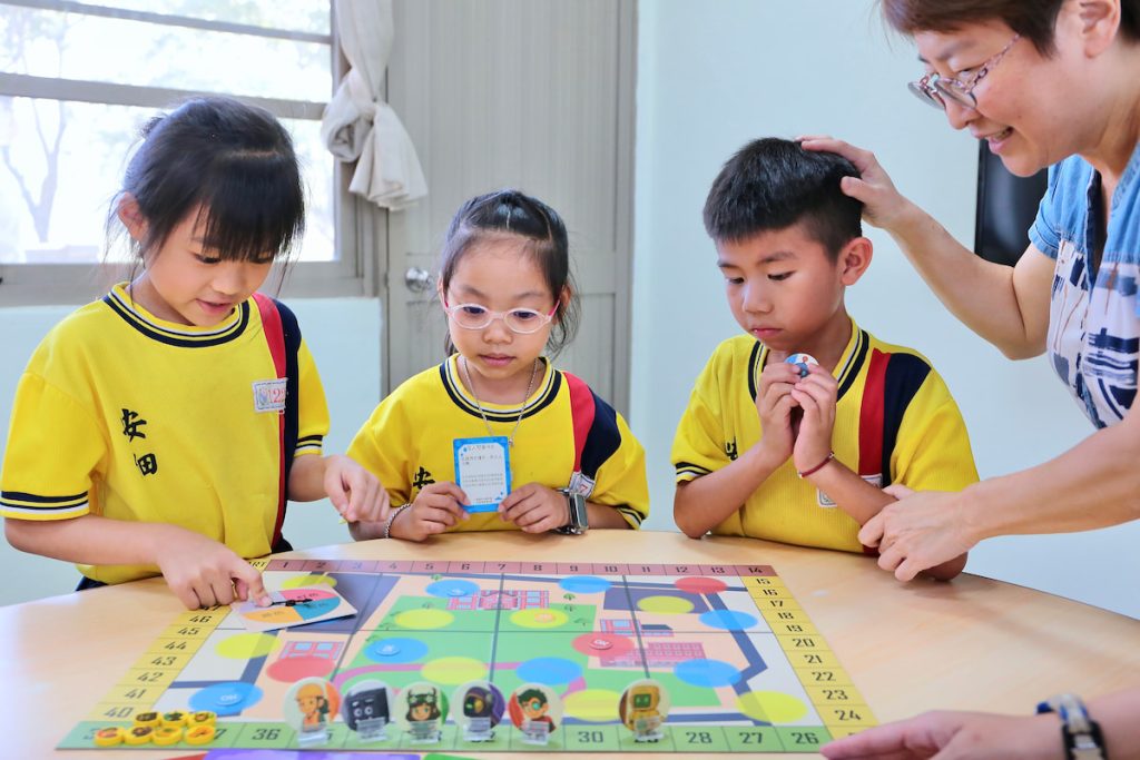 學童透過桌遊學習逕流分擔的觀念。